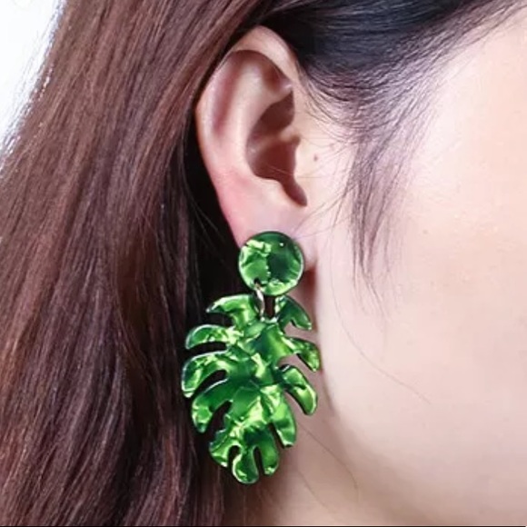 BOGO FREE Green leaf acrylic dangle earrings 🍃🌿 - Picture 3 of 5
